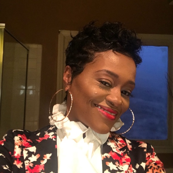 Meet your Posher, April - Picture 2 of 2